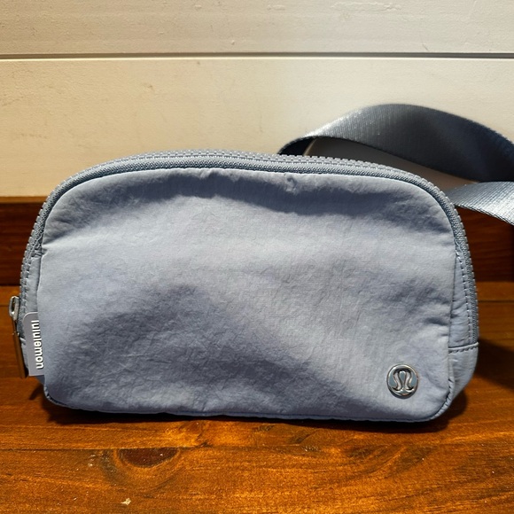 Women’s Blue Lululemon Adjustable Strap Everywhere Belt Bag 1L Fanny Pack Bag - Picture 2 of 6